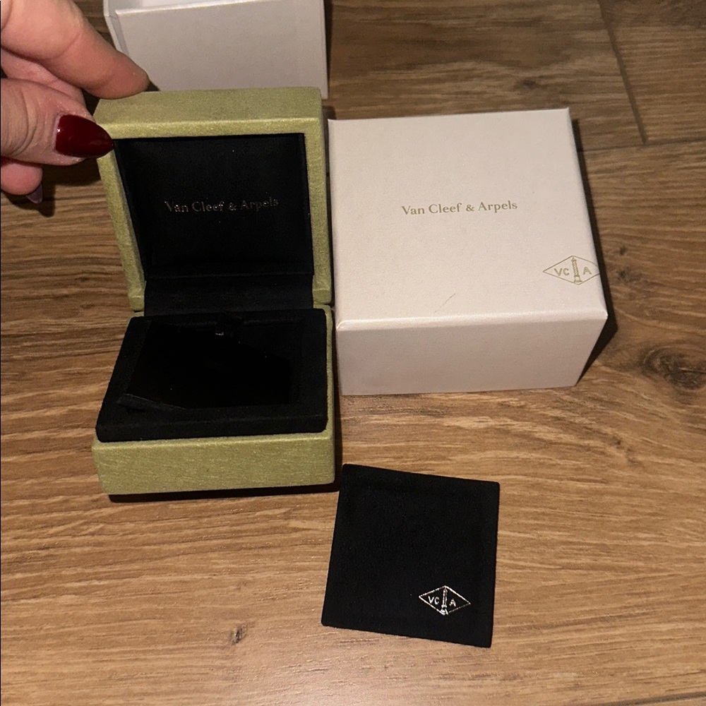 Van Cleef & Arpels Earring Box - image 2